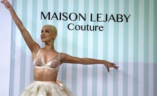 Une danseuse du cabaret Le 'Lido' affiche une création par la Maison Lejaby lors d'un défilé automne-hiver 2013-2014, le 17 janvier 2013 à Paris