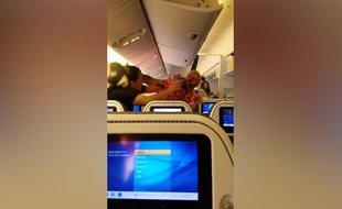 Deux passagers d'un avion se bagarrent violemment - Le Rewind (video)