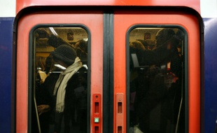 Voyageurs dans le RER - Illustration.