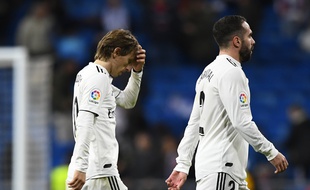 Le Ballon d'Or Luka Modric, la tête basse.