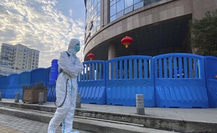 Devant un hôpital de Wuhan, en Chine, le 6 février 2021.