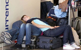 Des passagers attendent à l'aéroport alors que les avions sont cloués au sol depuis quatre jours à cause du nuage de cendres provenant du volcan islandais.