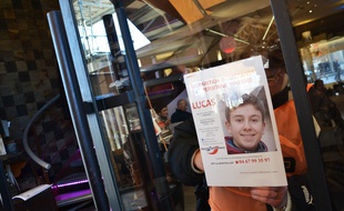 Des bénévoles affichent des avis de recherche pour retrouver Lucas, disparu en 2015.