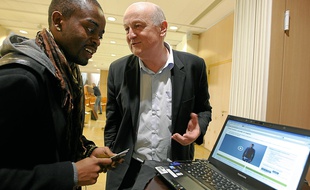 Le coach Thierry Frère accompagné d'un demandeur d'emploi ayant réalisé son CV vidéo.