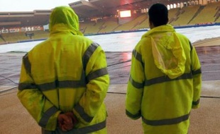 Deux matches comptant pour la 11e journée de Ligue 1, Marseille-Rennes et Monaco-Bordeaux, prévus initialement samedi et dimanche, ont été reportés en raison d'importantes précipitations tombées sur le Sud-Est, qui rendent les pelouses impraticables.