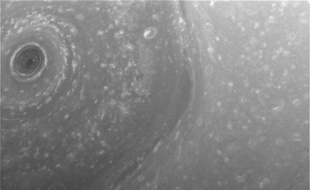 Une image du pôle nord de Saturne capturée par la sonde Cassini.
