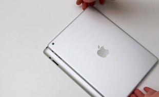 Une image du châssis présumé de l'iPad 5 superposé à celui de l'iPad 4.