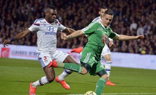 Henri Bedimo tente ici de s'interposer devant Romain Hamouma, qui a réussi son grand pont sur Anthony Lopes avant de donner l'avantage à l'ASSE (1-2). JEAN-PHILIPPE KSIAZEK-AFP