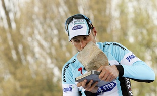 Roubaix, le 8 avril 2012. 110e dition de la classique cycliste Paris - Roubaix 2012. Ici le belge Tom Boonen du team Omega Pharma-Quick Step, brandit le pav aprs avoir remport sa quatrime victoire sur cette preuve.