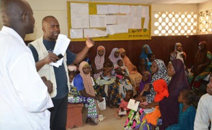 Des nigériennes et leurs enfants attendent dans le centre médical de Madarounfa, le 9 septembre 2015