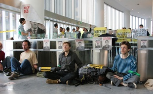 Des militants écologistes de Greenpeace, ANV-COP21 et Les Amis de la Terre bloquent l'accès de la tour EDF à La Défense.