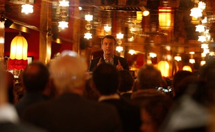 Emmanuel Macron fait la fête à La Rotonde Montparnasse après sa victoire au premier tour de la présidentielle, dans la nuit du 23 au 24 avril 2017.