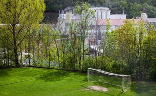 Privé de montée en Ligue 2, Luzenac évolue de nouveau dans le petit village ariégeois de 650 habitants, également connu pour son usine de talc.
