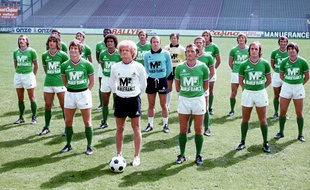 Robert Herbin entouré des joueurs de l'AS Saint-Etienne, le 1er août 1976 au stade Geoffroy-Guichard.