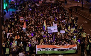 Manifestants à Budapest pour protester contre une visite prévue du président russe Vladimir Poutine, le 16 février 2015