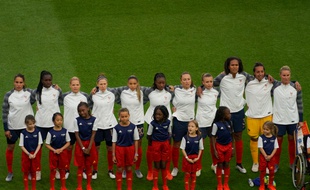 Les Bleues, au moment de la Marseillaise, avant le match contre la Corée du Sud.
