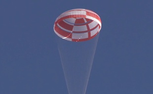 La Nasa teste un parachute géant capable de freiner une soucoupe volante.