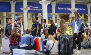 Des passagers devant le point d'embarquement Eurostar à la gare Saint Pancras à Londres (Royaume-Uni), le 12 août 2016.