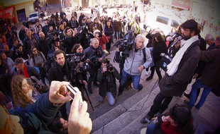 Jusqu'à 300 personnes se sont réunis devant le palais de justice de Nice dans l'après-midi du 4 janvier 2017 pour soutenir Cédric Herrou