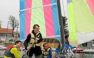 Les cinq jeunes apprennent à diriger un catamaran à Miribel-Jonage.