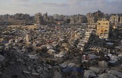 Deux historiens demandent à Macron de sanctionner immédiatement Israël