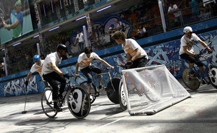 Tournoi de bike polo a la piscine Molitor a Paris ( 16e arrondissement en mai 2010.
