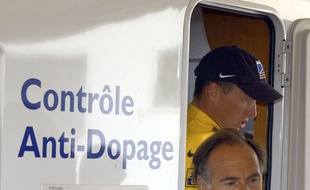 Le coureur Lance Armstrong à un contrôle anti-dopage en 2002.