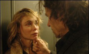 Un soir, Vincent (Norman Reedus) rentre chez lui et trouve sa maison plongée dans un étrange silence... et le cadavre de sa femme, assassinée par un inconnu qui ne sera jamais identifié. Hanté par ce meurtre, Vincent échoue à Brooklyn où il mène une morne existence. Attirée par lui, sa voisine Alice (Emmanuelle Béart) conçoit un projet fou: libérer Vincent des fantômes du passé en lui offrant une vengeance et un coupable idéal, Roger (Harvey Keitel), chauffeur de taxi aux airs louches...