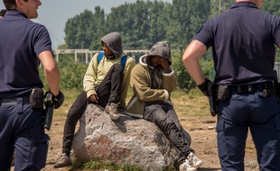 Illustration d'officiers de police à Calais, dans le nord de la France, en mai 2017.