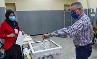 Un homme vote à Alger, pour le référendum sur la réforme constitutionnelle, le 1er novembre 2020.