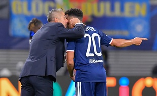Sylvinho donne ici des consignes à son compatriote Fernando Marçal, mercredi à Leipzig.
