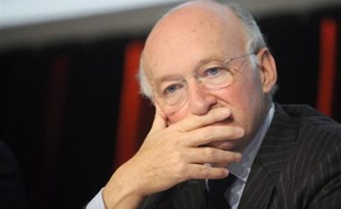 La pression montait mardi sur le PDG de la Société Générale, Daniel Bouton, mis en cause par plusieurs dirigeants politiques, alors que les plaintes pour délit d'initié se multiplient de la part des petits actionnaires