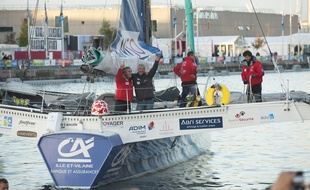 Gilles Lamiré et Yvan Bourgnon sur leur trimaran au départ de la Transat Jacques Vabre le 25 octobre 2015 au Havre.