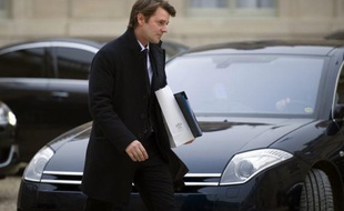 Le patron d'Areva, Luc Oursel, s'est engagé mardi auprès du gouvernement à épargner les emplois du groupe en France, au lendemain de la révélation par l'AFP d'un projet de suppression de plus de 1.000 emplois dans l'Hexagone.