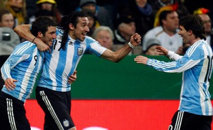 Les Argentins Gonzalo Higuain (à gauche), Jonas Gutierrez (au centre) et Lionel Messi se sont imposés en match de préparation contre l'Allemagne, le 3 mars 2010