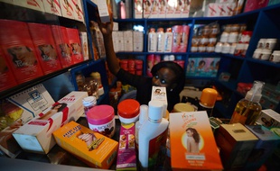 Des produits pour éclaircir la peau, ici dans une boutique au Kenya, le 18 mars 2015.