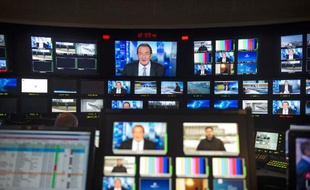 Des écrans de contrôle dans les studios de TF1 à Boulogne-Billancourt le 13 février 2015