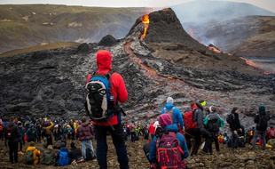 Des spectateurs de l'éruption du volcan Fagradalsfjall en Islande, le 21 mars 2021.