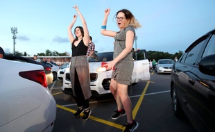 Deux femmes, en juillet 2020, dansent dans le cadre d'un concert en drive-in, en Russie.