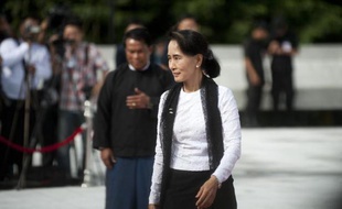 La leader démocrate Aung San Suu Kyi vient rendre hommage à son père lors du 67e anniversaire du Jour des martyrs à Rangoon le 19 juillet 2014