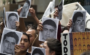 Des jeunes Mexicains manifestent à Mexico, le 15 octobre 2014, après la disparition de 43 étudiants à Iguala.