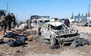 Photo transmise le 20 octobre 2013 par l'agence syrienne Sana, de policiers inspectant les lieux d'un attentat suicide à Hama