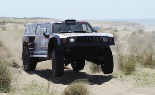 Les vainqueurs du Dakar-2011, Marc Coma côté moto et Nasser Al-Attiyah en auto, ont donné une leçon à leurs concurrents lundi en remportant la 2e étape du millésime 2012 du rallye, Stéphane Peterhansel prenant cependant la tête au général en auto.