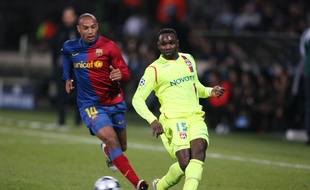 Sous le maillot lyonnais, John Mensah a tout de même pu défier le Barça de Thierry Henry en février 2009. SIP