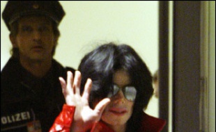 Le chanteur américain Michael Jackson a essuyé un revers mercredi dans la bataille judiciaire qui l'oppose à son ancienne épouse, un tribunal ayant jugé que Deborah Rowe n'avait pas abandonné ses droits parentaux.