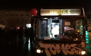 A Strasbourg, l'association Abribus aide les personnes sans le besoin avec son bus retapé.