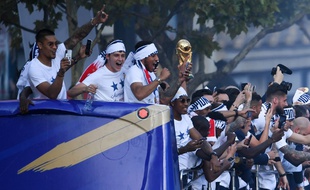 Benjamin Pavard et les Bleus descendent les Champs Elysées