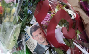 Des photos et des fleurs placés sur un mémorial pour l'acteur canadien Cory Monteith, devant l'hôtel Fairmont Pacific Rim à Vancouver, le 16 juillet 2013.