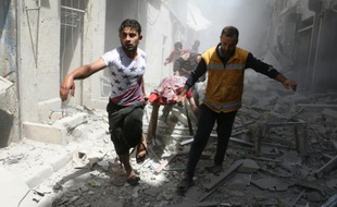 Des secours interviennent après des bombardements à Alep, en Syrie, le 29 avril 2016