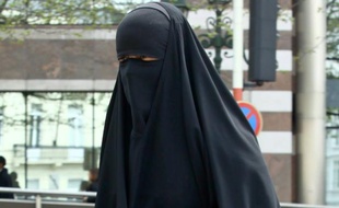 Une femme en niqab dans les rues de Bruxelles le 27 avril 2010